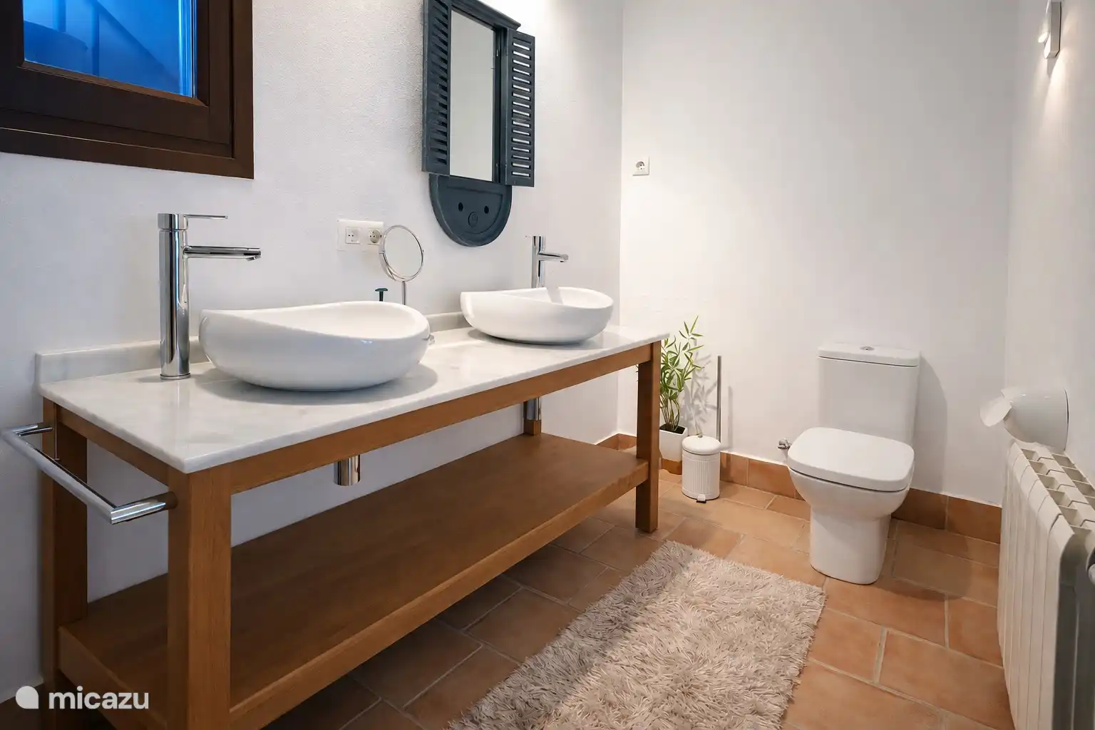 La salle de bain attenante de la chambre Altea (1) dispose de deux lavabos, d’une toilette et d’une douche. Pour un confort supplémentaire, un sèche-cheveux, un gel douche, un shampoing et un après-shampoing sont fournis.