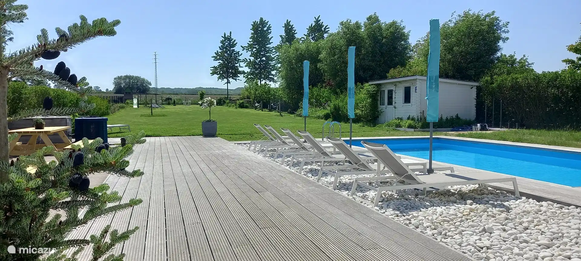 Gran jardín orientado al sur de 2.000 m² con vistas abiertas a los campos, la zona tranquila de Dender-Mark y el bosque de Raspaille. Varias terrazas, piscina exterior climatizada (8m x 4m), tumbonas, sombrillas.