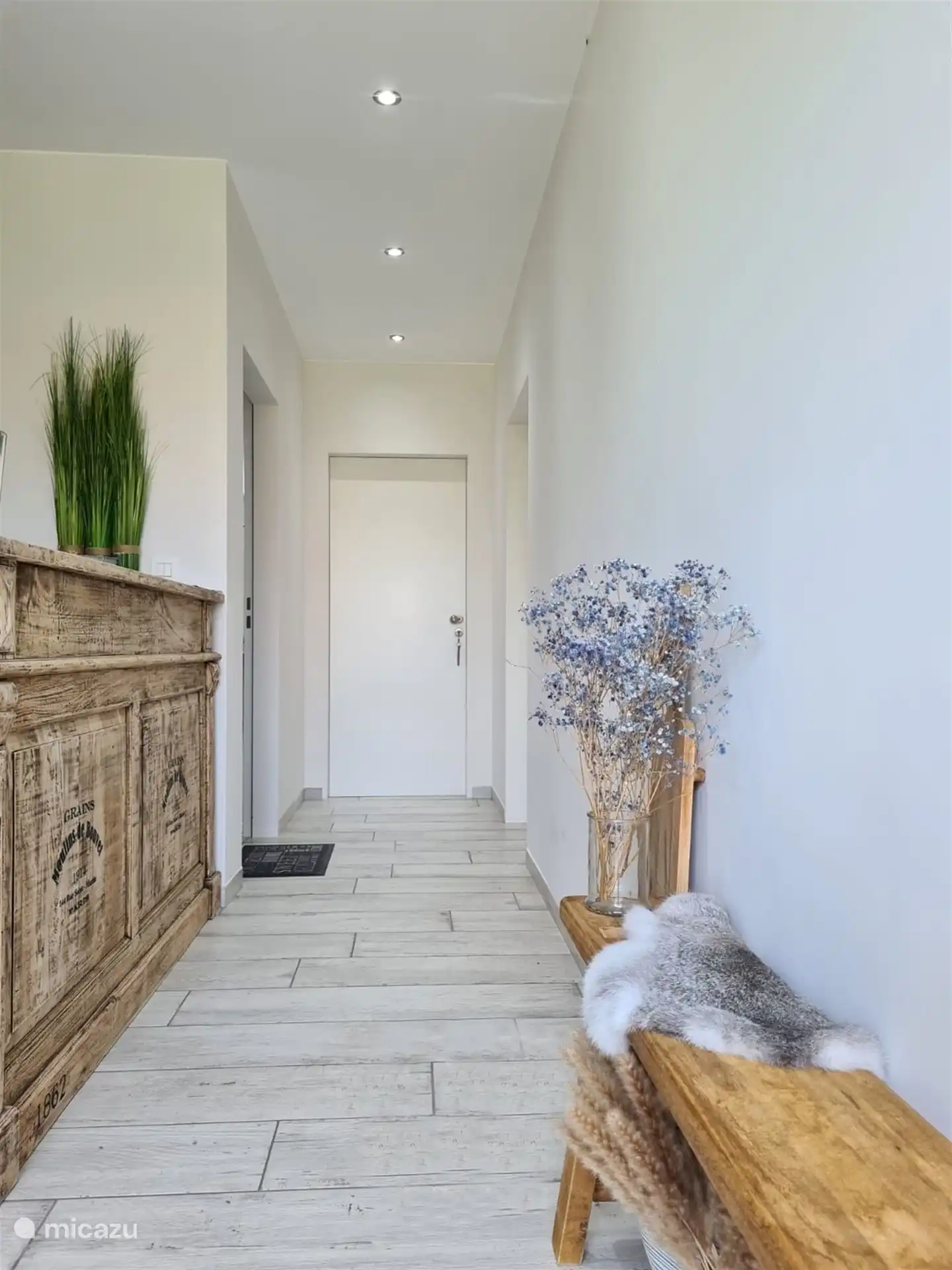 Hermoso hall de entrada espacioso independiente