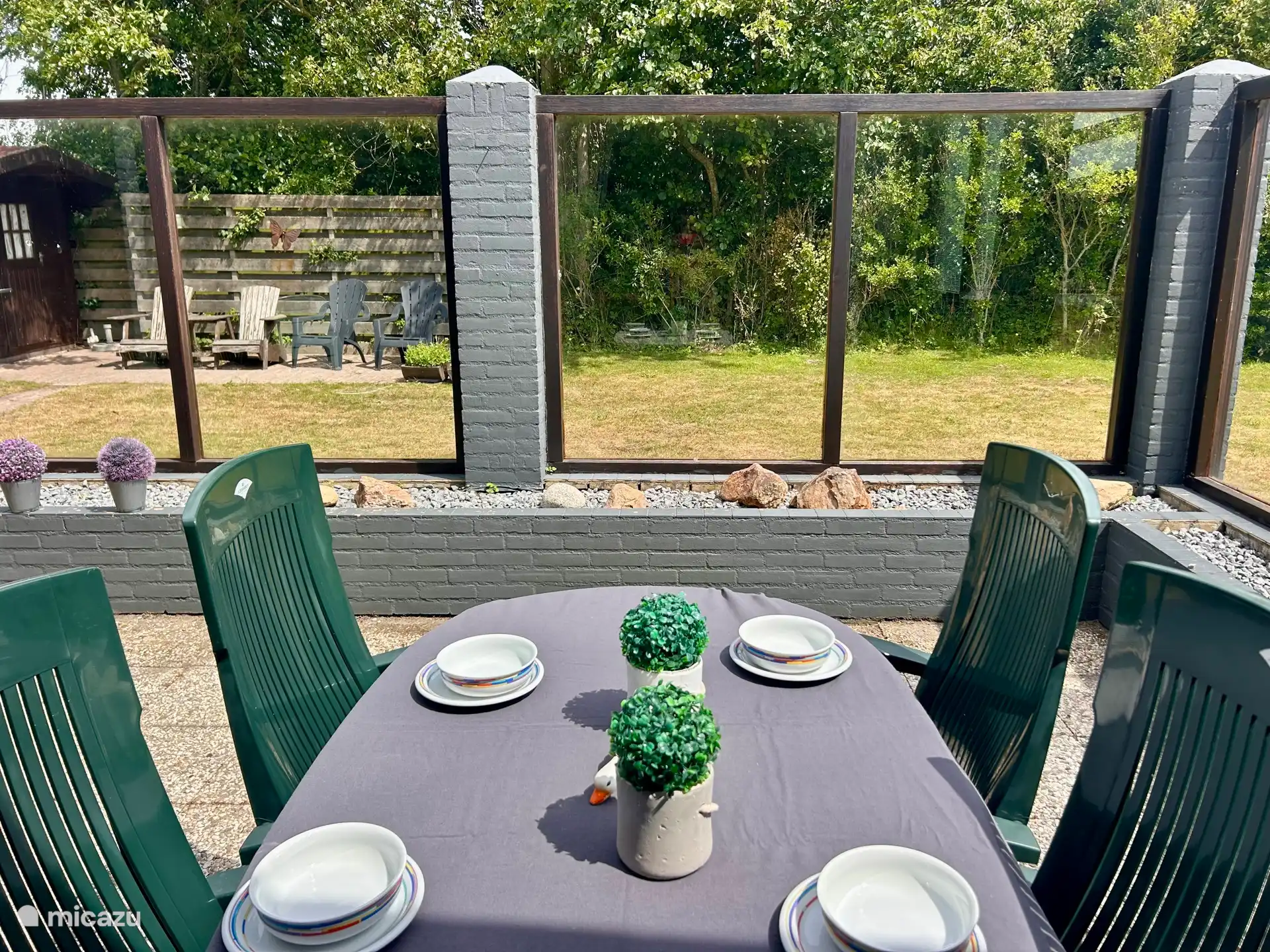 De tuin is gedecoreerd en er staan veel meubels om te kunnen gebruiken