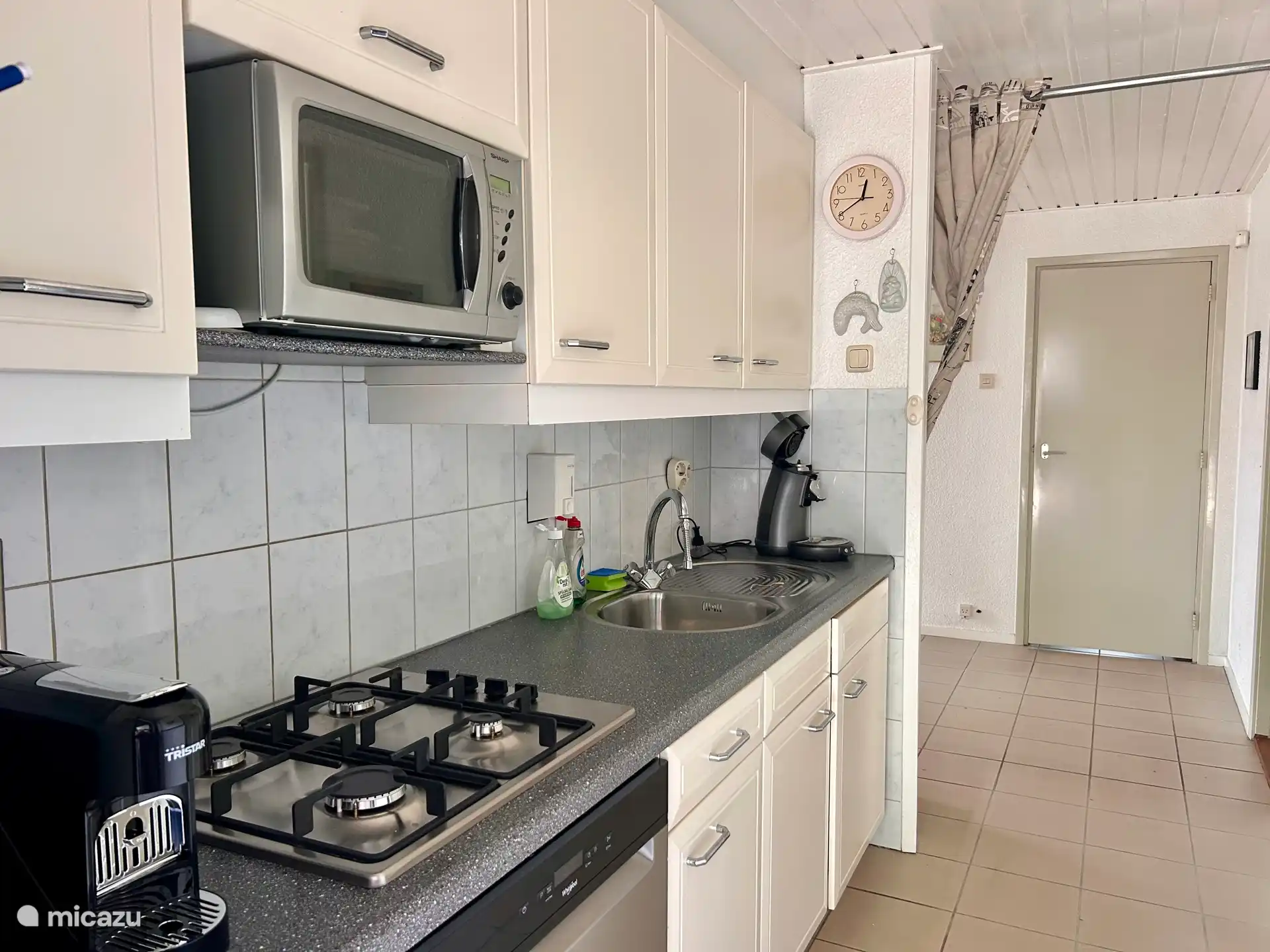 Keuken met vaatwasser, koffiezetapparaat, magnetron en nog veel meer!