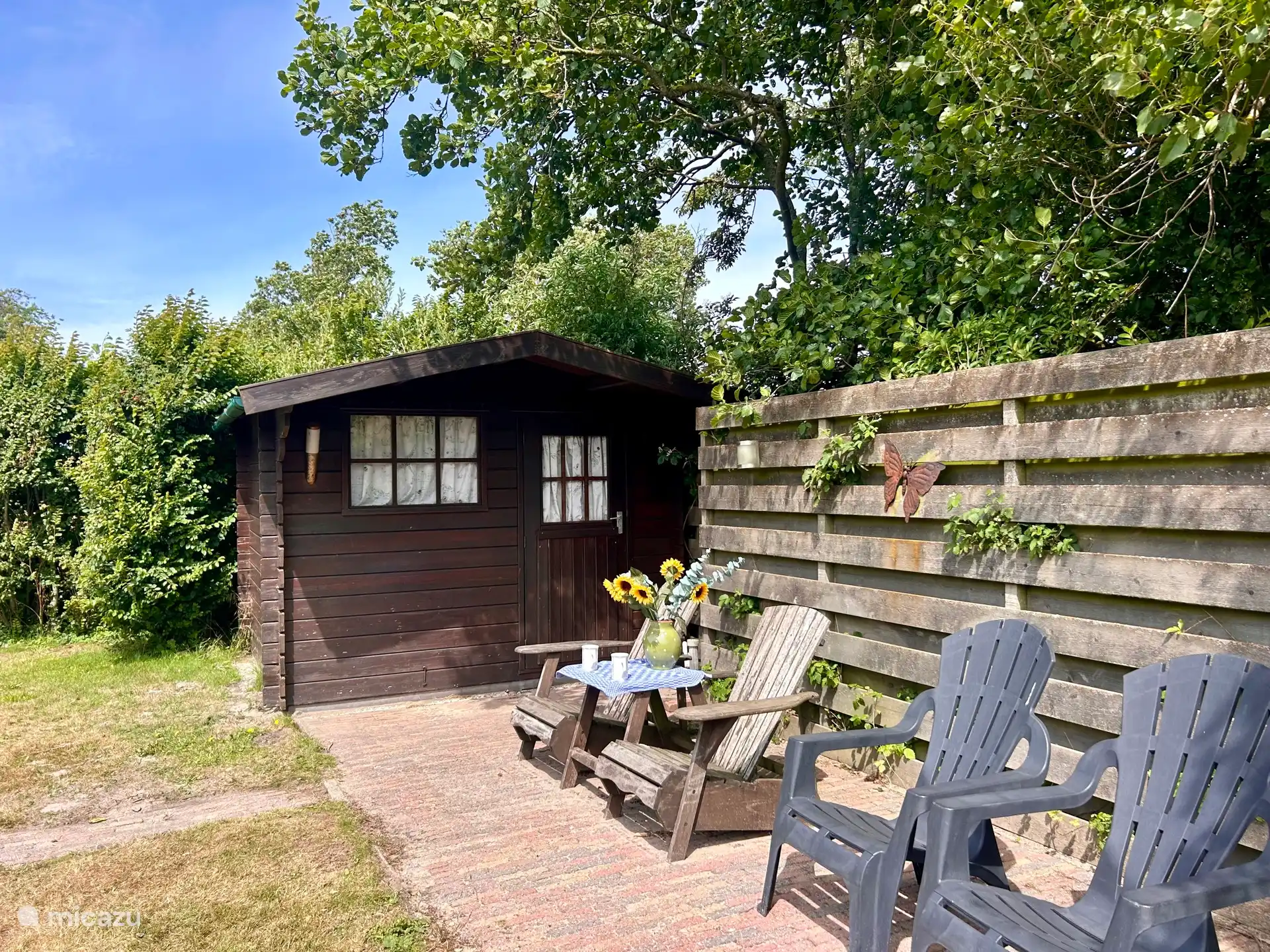 Plek met veel zonuren en stoelen voor iedereen