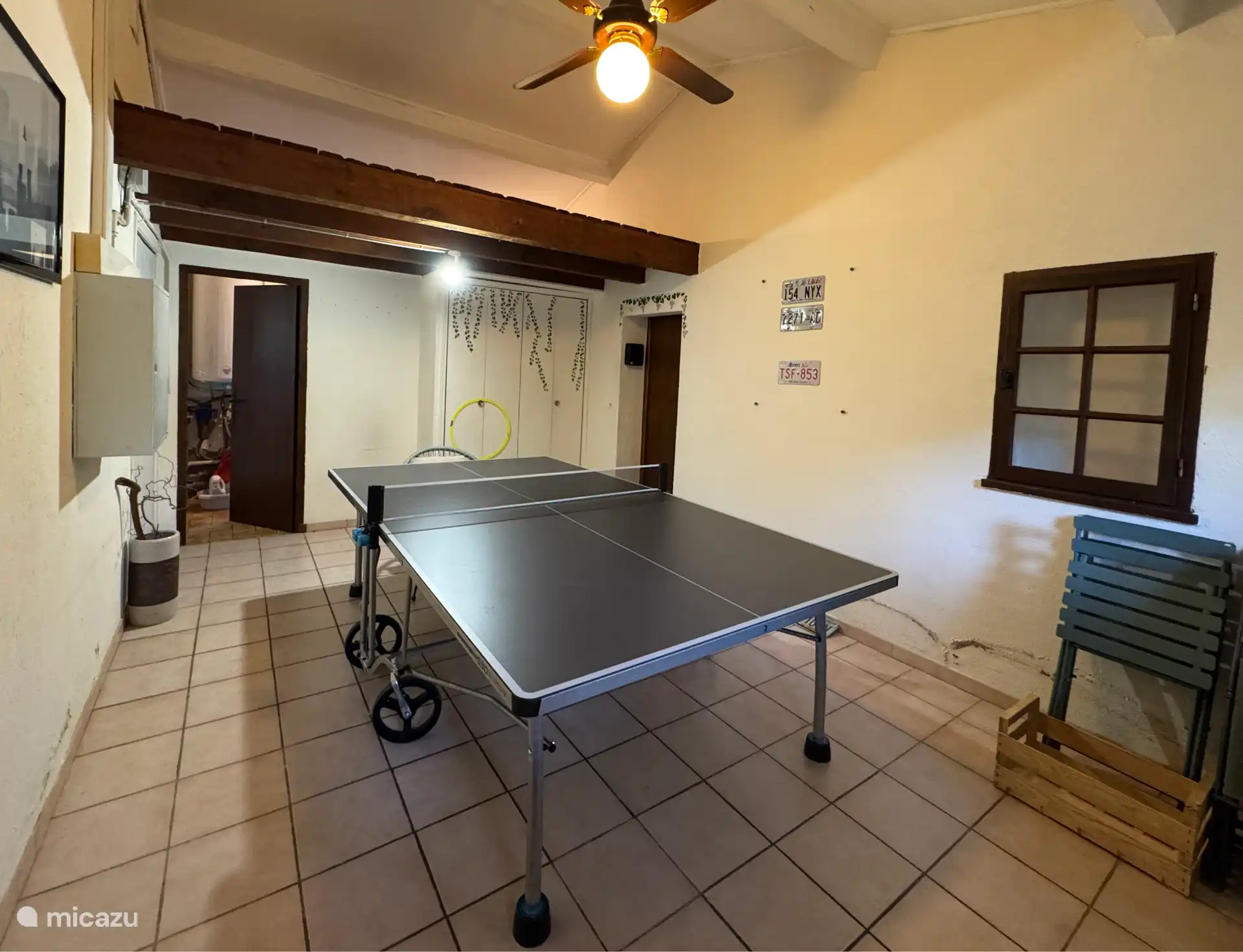 Tischtennistisch im Spielzimmer, Tür zum Waschraum