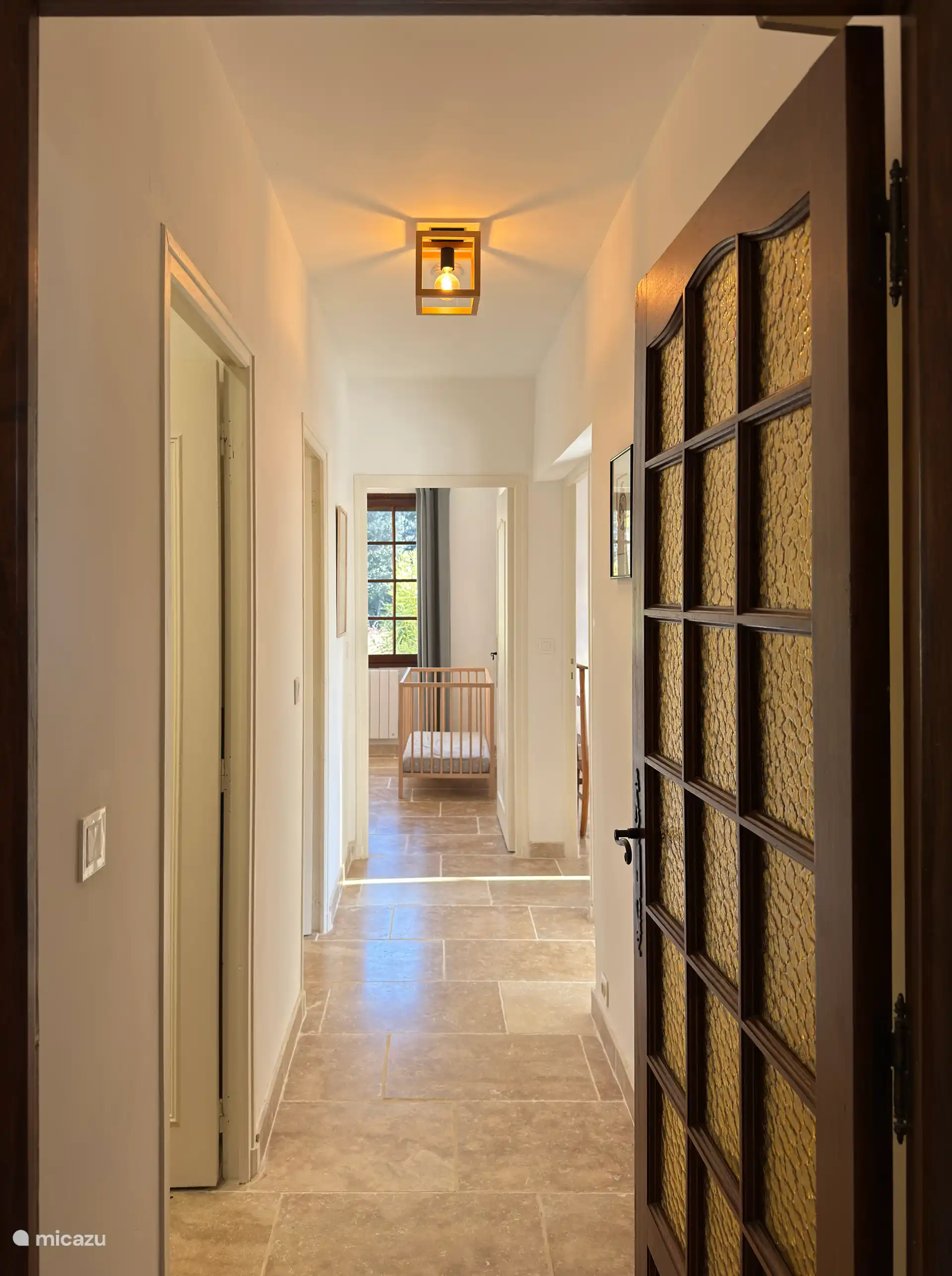 Flur vom Wohnzimmer bis zum Erdgeschoss der Schlafzimmer