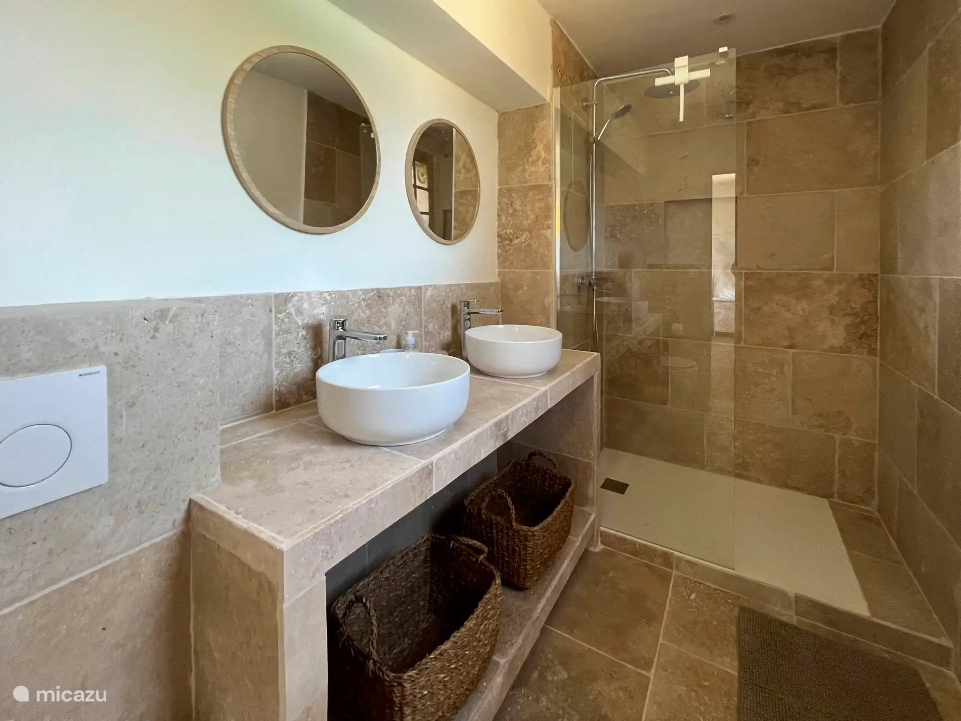 Bathroom 3, 1st floor