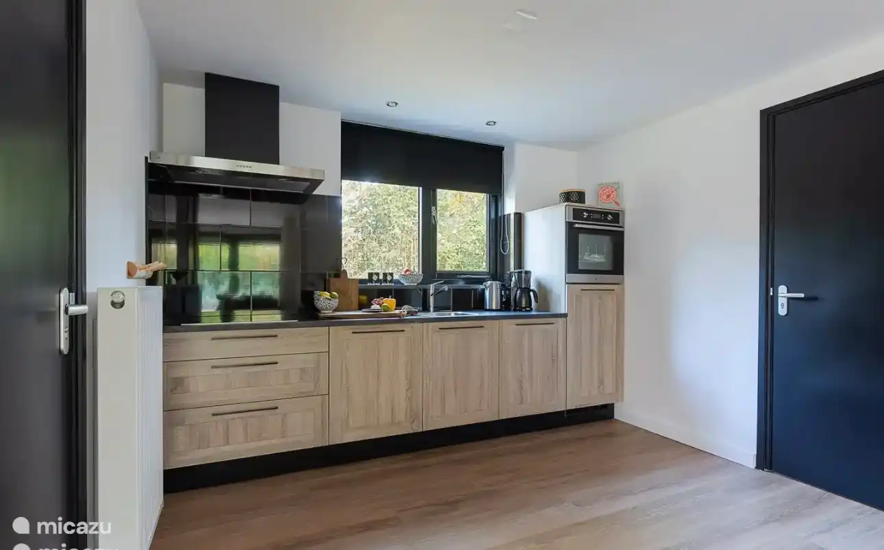 Cuisine avec lave-vaisselle et four