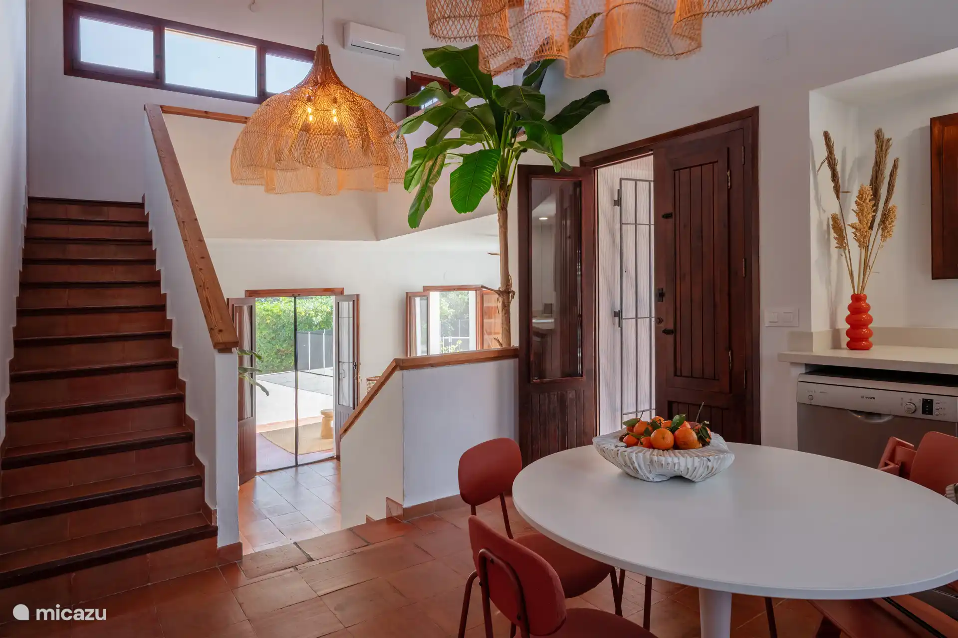 Vanuit keuken zicht op woonkamer 