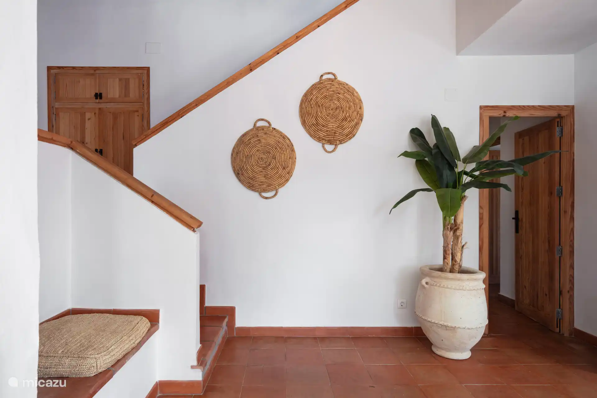 Overview trappen naar woonkamer en vide