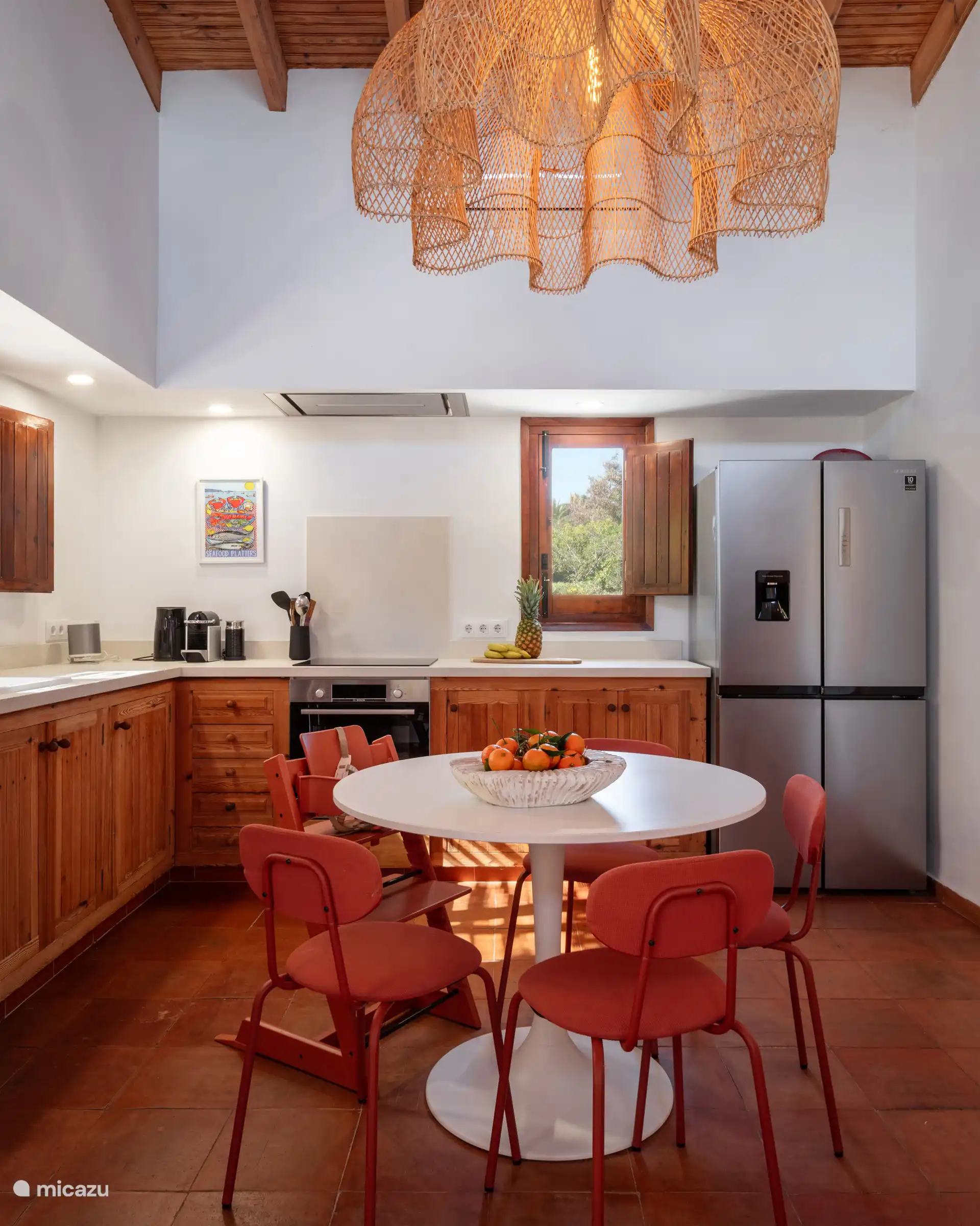 Gezellige ronde eettafel in keuken