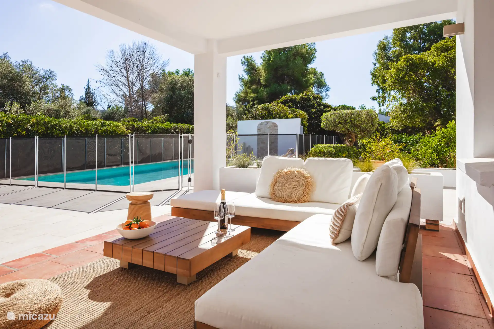 Terras grenzend aan de tuin met uitzicht op zwembad