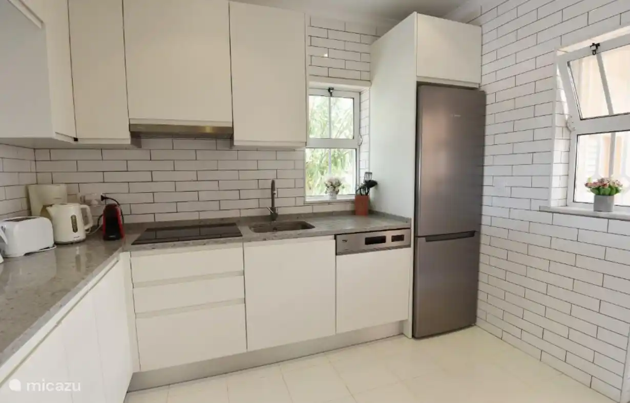 Cocina totalmente equipada con todos los electrodomésticos 
