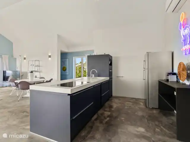 Artistieke Villa Scoop met zeezicht huren in Curaçao, Banda Ariba (oost), Bapor Kibra - villa Volledig uitgeruste keuken, ideaal voor snelle ontbijtjes tot uitgebreide diners.