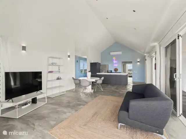 Artistieke Villa Scoop met zeezicht huren in Curaçao, Banda Ariba (oost), Bapor Kibra - villa Dankzij de grote schuifdeuren loopt de open woonkamer naadloos over het buitengedeelte, wat zorgt voor de ultieme Caribische leefervaring.