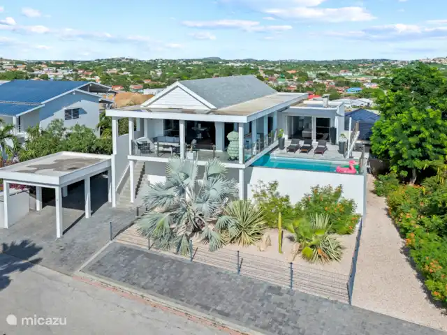 Artistieke Villa Scoop met zeezicht huren in Curaçao, Banda Ariba (oost), Bapor Kibra - villa De villa ligt in een veilige, gewilde gated community en biedt privacy en rust.