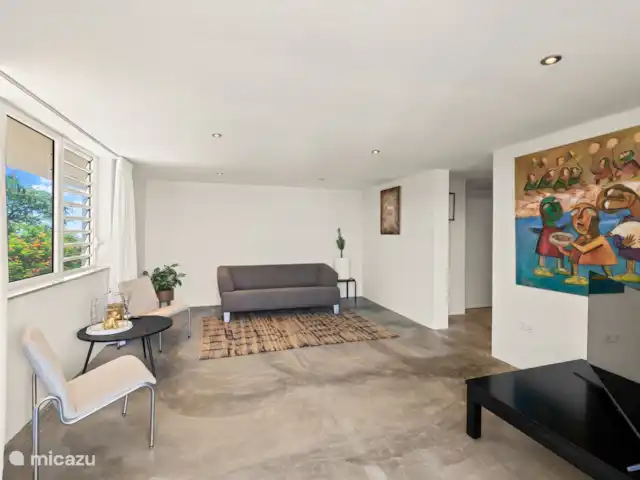 Artistieke Villa Scoop met zeezicht huren in Curaçao, Banda Ariba (oost), Bapor Kibra - villa Woonkamer beneden in het appartement.