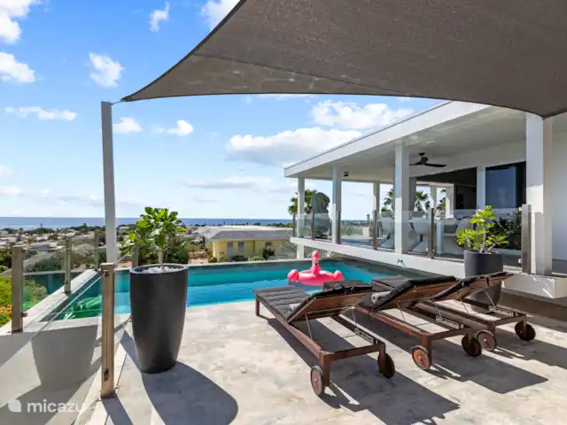 Artistieke Villa Scoop met zeezicht huren in Curaçao, Banda Ariba (oost), Bapor Kibra - villa Sun loungers aanwezig