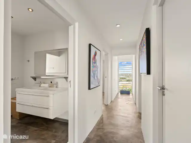 Artistieke Villa Scoop met zeezicht huren in Curaçao, Banda Ariba (oost), Bapor Kibra - villa Gedeelde badkamer bij Slaapkamer 2 & 3