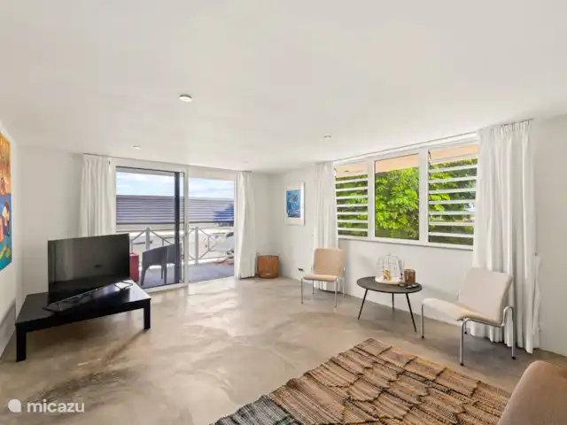 Artistieke Villa Scoop met zeezicht huren in Curaçao, Banda Ariba (oost), Bapor Kibra - villa Woonkamer beneden in het appartement bij slaapkamer 4 & 5.