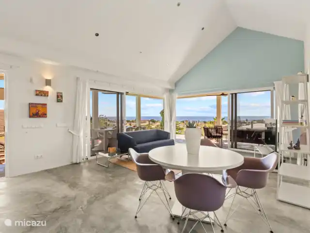 Artistieke Villa Scoop met zeezicht huren in Curaçao, Banda Ariba (oost), Bapor Kibra - villa Moderne meubels, smaakvolle kunst en veel natuurlijk licht geven elke kamer een stijlvolle en warme uitstraling.