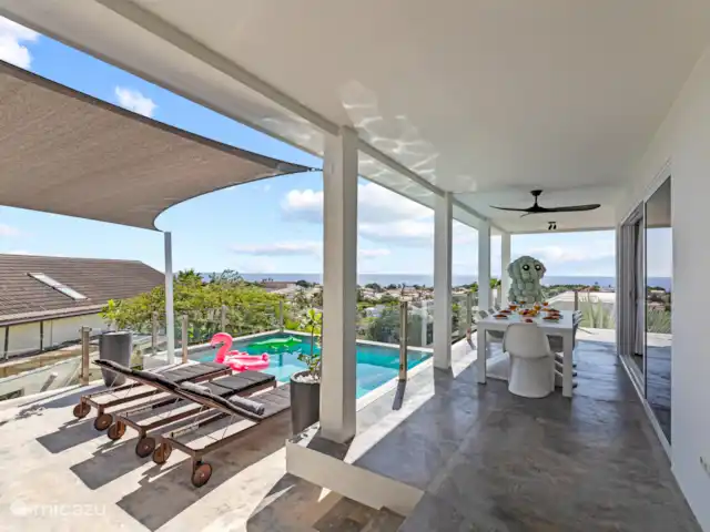 Artistieke Villa Scoop met zeezicht huren in Curaçao, Banda Ariba (oost), Bapor Kibra - villa De villa heeft een ruime overdekte buitenruimte.
