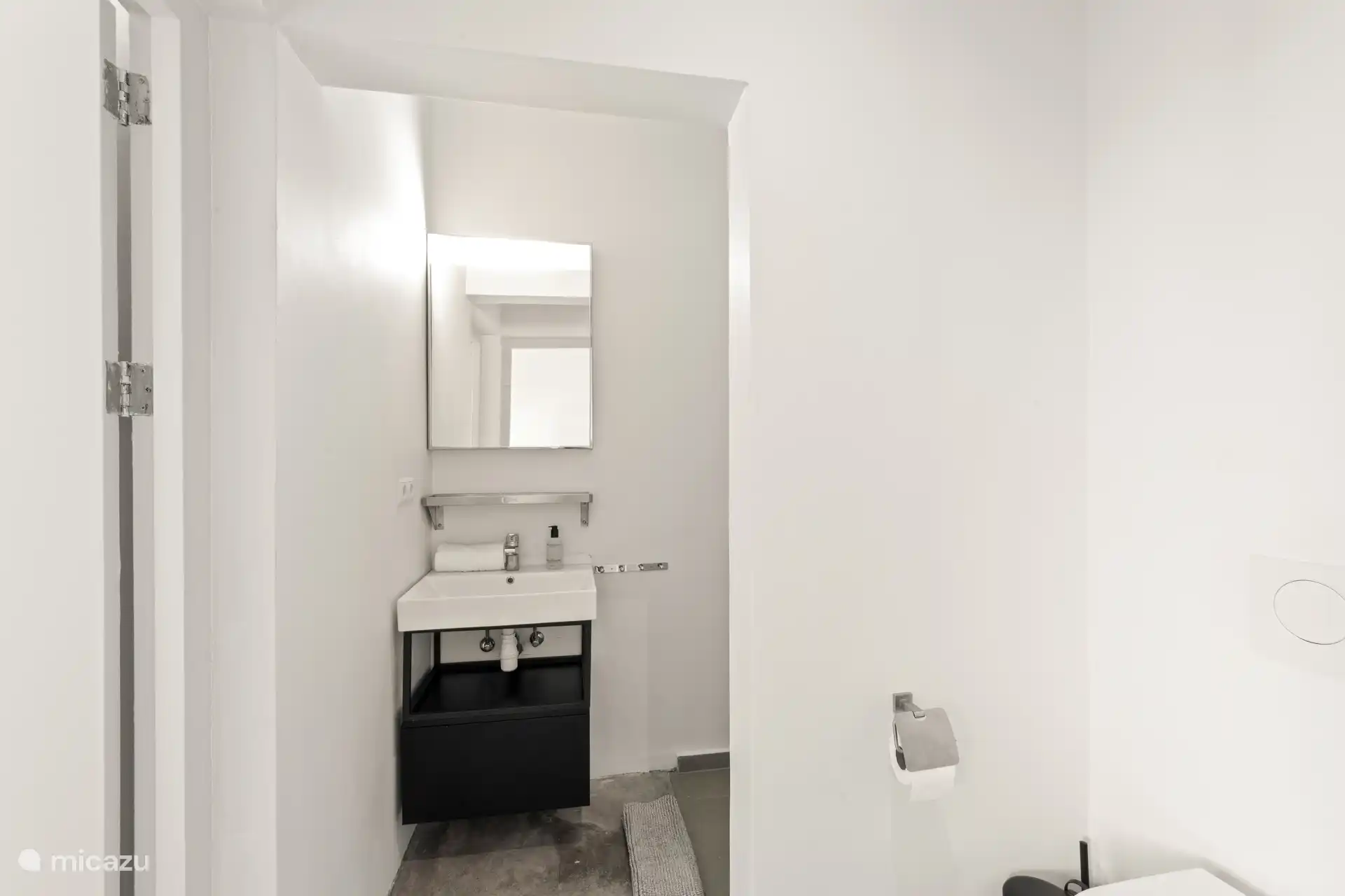 Shared bathroom in bedroom 4 & 5.