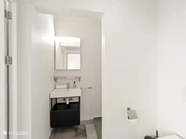 Artistieke Villa Scoop met zeezicht huren in Curaçao, Banda Ariba (oost), Bapor Kibra - villa Gedeelde badkamer bij slaapkamer 4 & 5.
