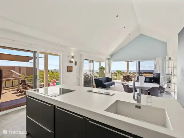 Artistieke Villa Scoop met zeezicht huren in Curaçao, Banda Ariba (oost), Bapor Kibra - villa De villa is ingericht met hoogwaardige materialen en luxe voorzieningen om maximaal comfort te garanderen.
