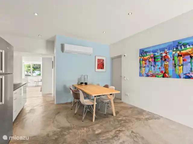 Artistieke Villa Scoop met zeezicht huren in Curaçao, Banda Ariba (oost), Bapor Kibra - villa Eettafel voor 6 personen bij de keuken in het appartement.