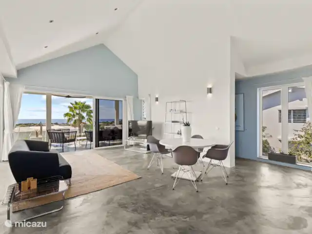 Artistieke Villa Scoop met zeezicht huren in Curaçao, Banda Ariba (oost), Bapor Kibra - villa Ruime lichte woonkamer