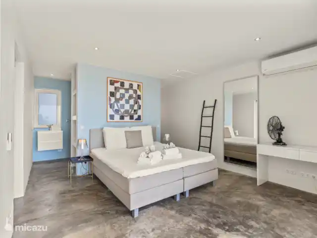 Artistieke Villa Scoop met zeezicht huren in Curaçao, Banda Ariba (oost), Bapor Kibra - villa Master Bedroom met AC en eigen badkamer.