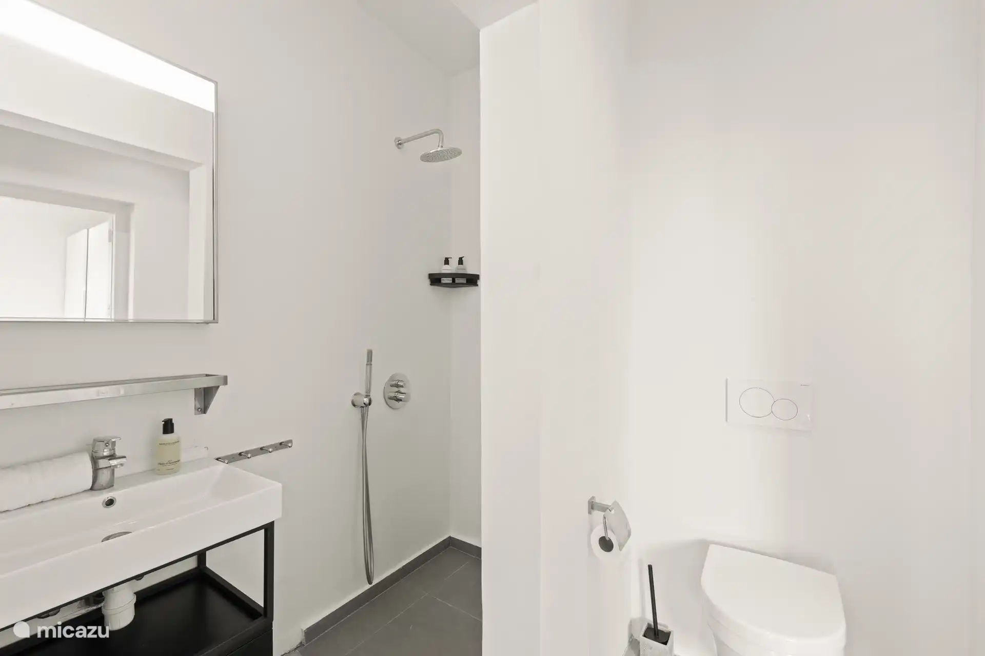 Shared bathroom in bedroom 4 & 5.
