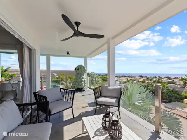 Artistieke Villa Scoop met zeezicht huren in Curaçao, Banda Ariba (oost), Bapor Kibra - villa Comfortable lounge set waar je kunt genieten van het uitzicht.