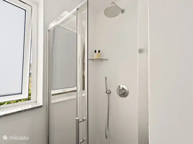 Artistieke Villa Scoop met zeezicht huren in Curaçao, Banda Ariba (oost), Bapor Kibra - villa Regendouche met luxe shampoo en body wash.