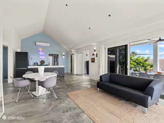 Artistieke Villa Scoop met zeezicht huren in Curaçao, Banda Ariba (oost), Bapor Kibra - villa Dankzij de grote schuifdeuren loopt de open woonkamer naadloos over in het buitengedeelte, wat zorgt voor de ultieme Caribische leefervaring.