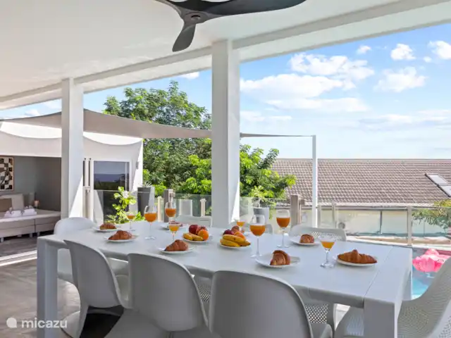 Artistieke Villa Scoop met zeezicht huren in Curaçao, Banda Ariba (oost), Bapor Kibra - villa Buiten eettafel voor 8 personen.