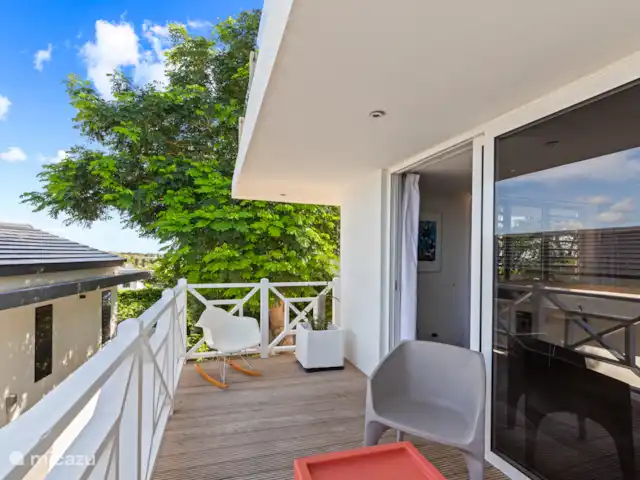 Artistieke Villa Scoop met zeezicht huren in Curaçao, Banda Ariba (oost), Bapor Kibra - villa Balkon bij woonkamer 2 bij het appartement beneden.