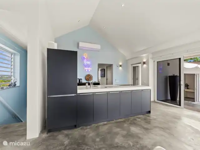 Artistieke Villa Scoop met zeezicht huren in Curaçao, Banda Ariba (oost), Bapor Kibra - villa Trap naar de carport