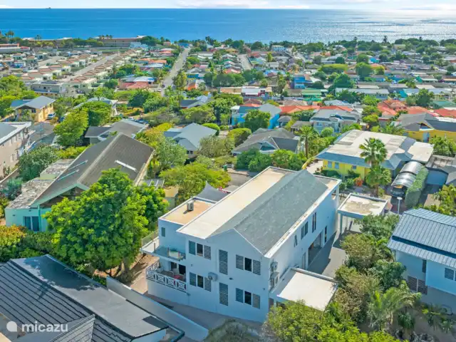Artistieke Villa Scoop met zeezicht huren in Curaçao, Banda Ariba (oost), Bapor Kibra - villa De Villa ligt op loopafstand van Mambo Beach