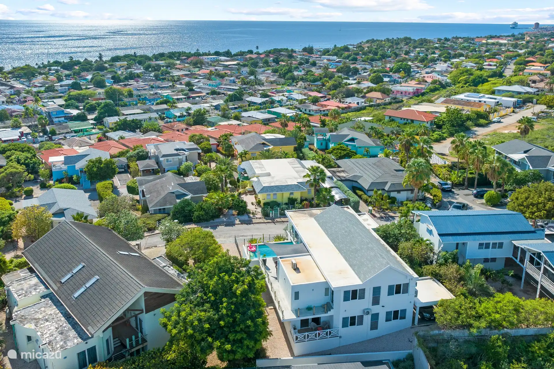 Paddle courts, restaurants, nightlife and shops are all nearby.