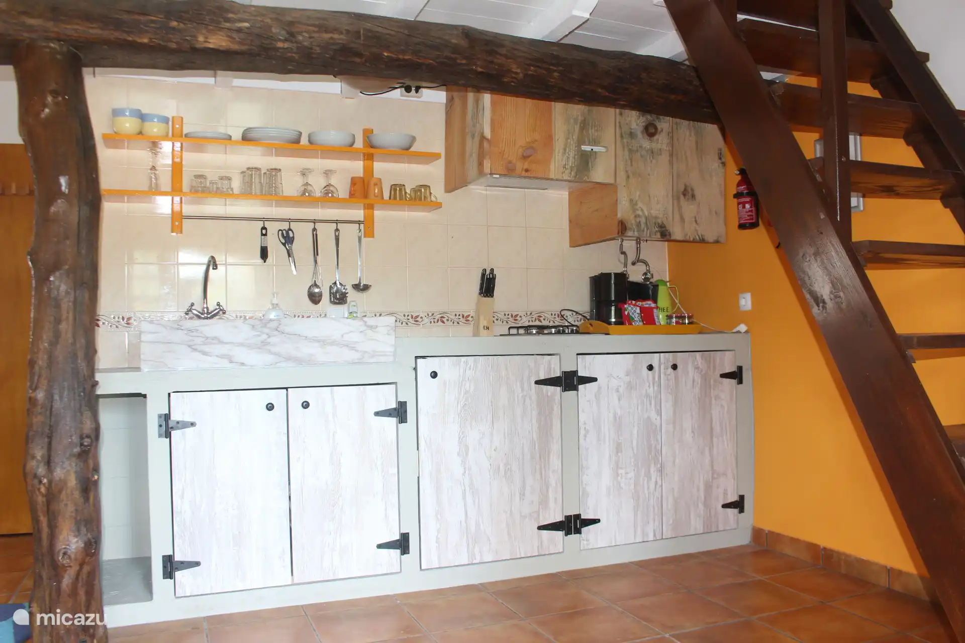 Küchenzeile mit allem Notwendigen