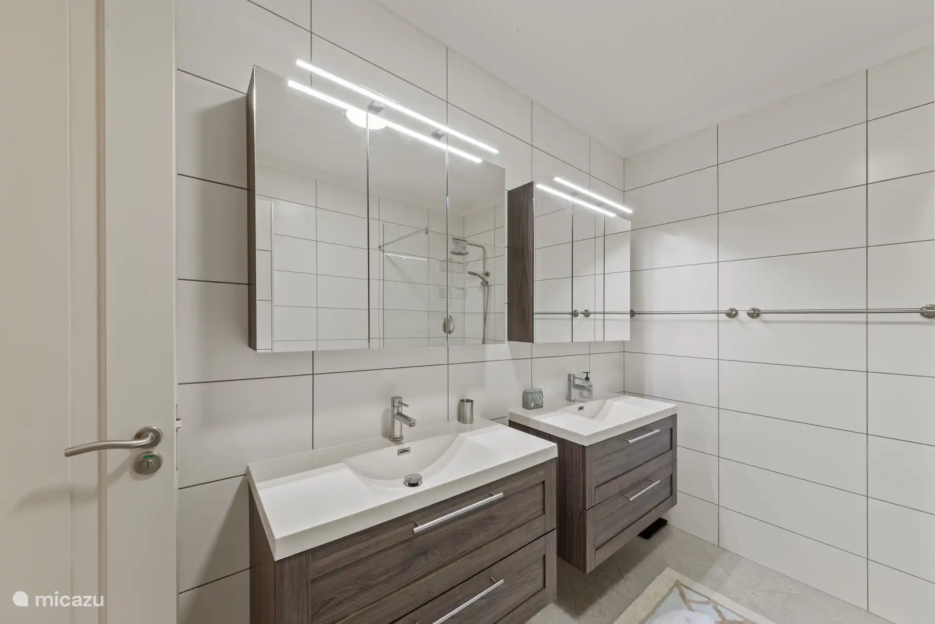 Double sink for extra comfort