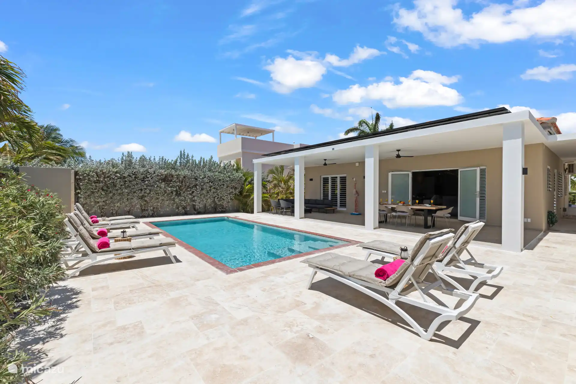 pooldek met buitendouche