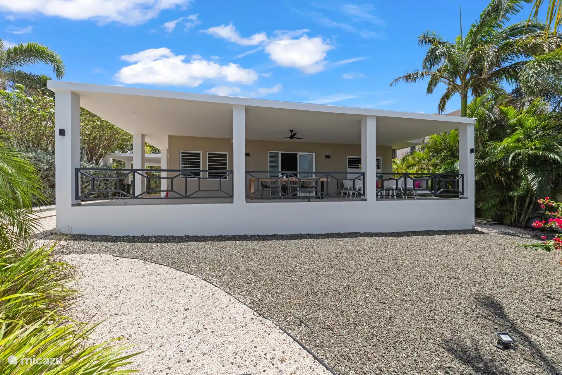 terras aan de voorkant van de villa