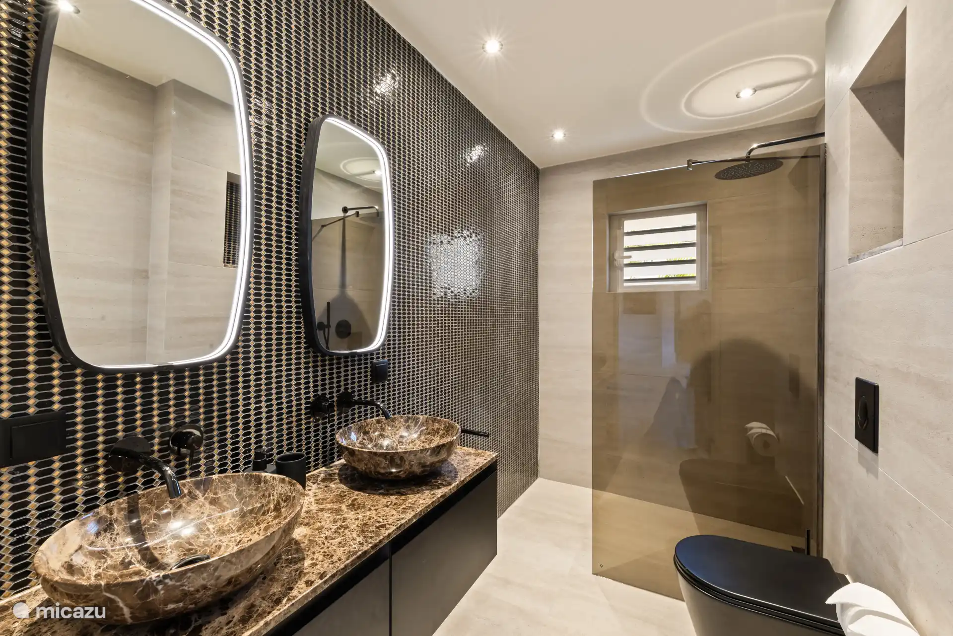 gedeelde luxe badkamer bij slaapkamer 2 en 3