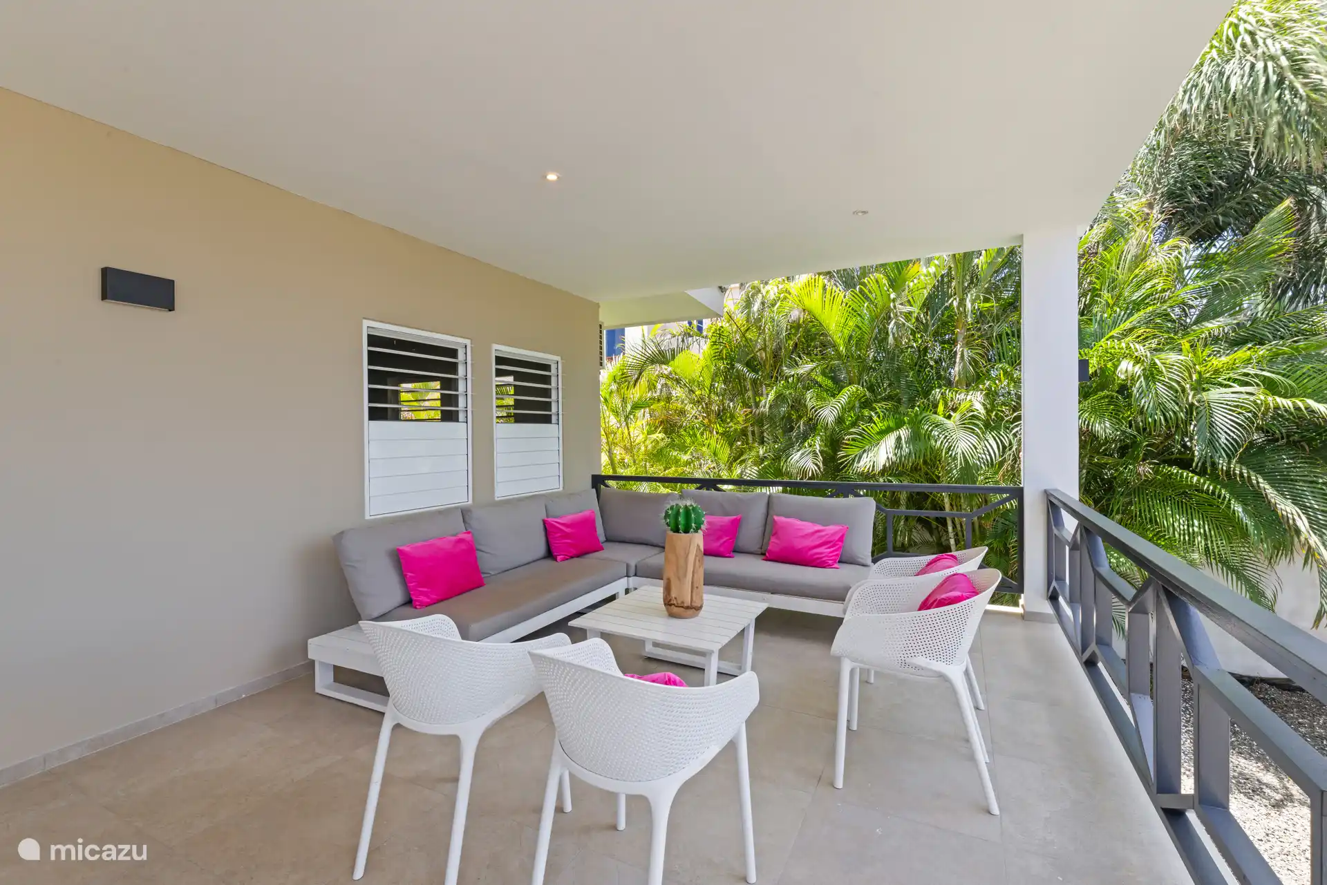 zithoek aan de voorkant van de villa