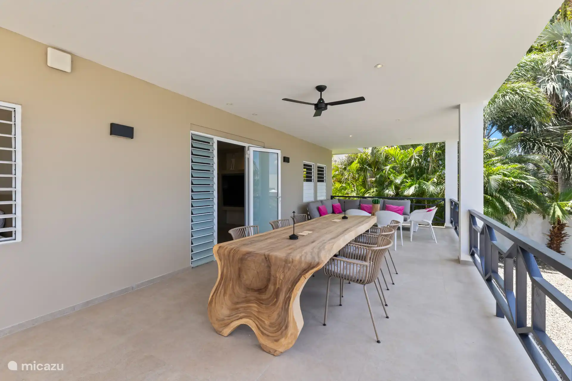 terras aan de voorkant van de villa met eettafel en zithoek