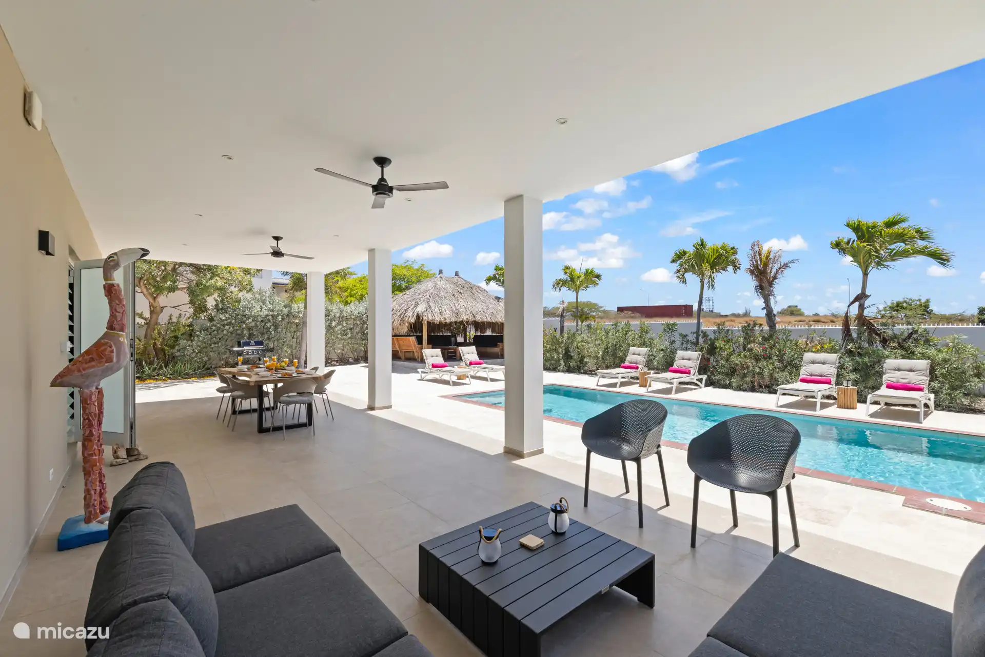 overdekt terras met eettafel