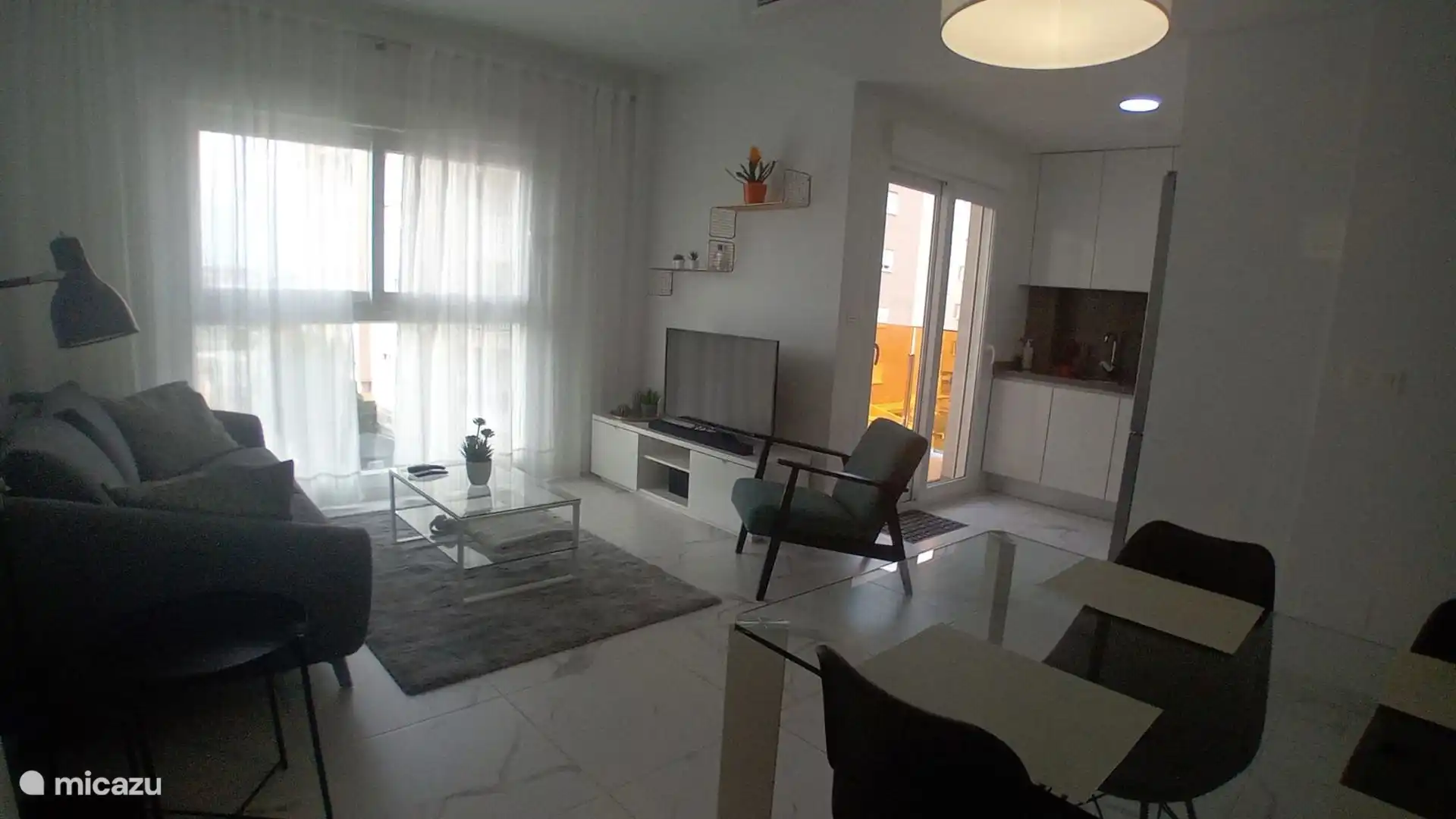 woonkiamer met open keuken en toegang tot terras, electrische rolluiken aan beide ramen