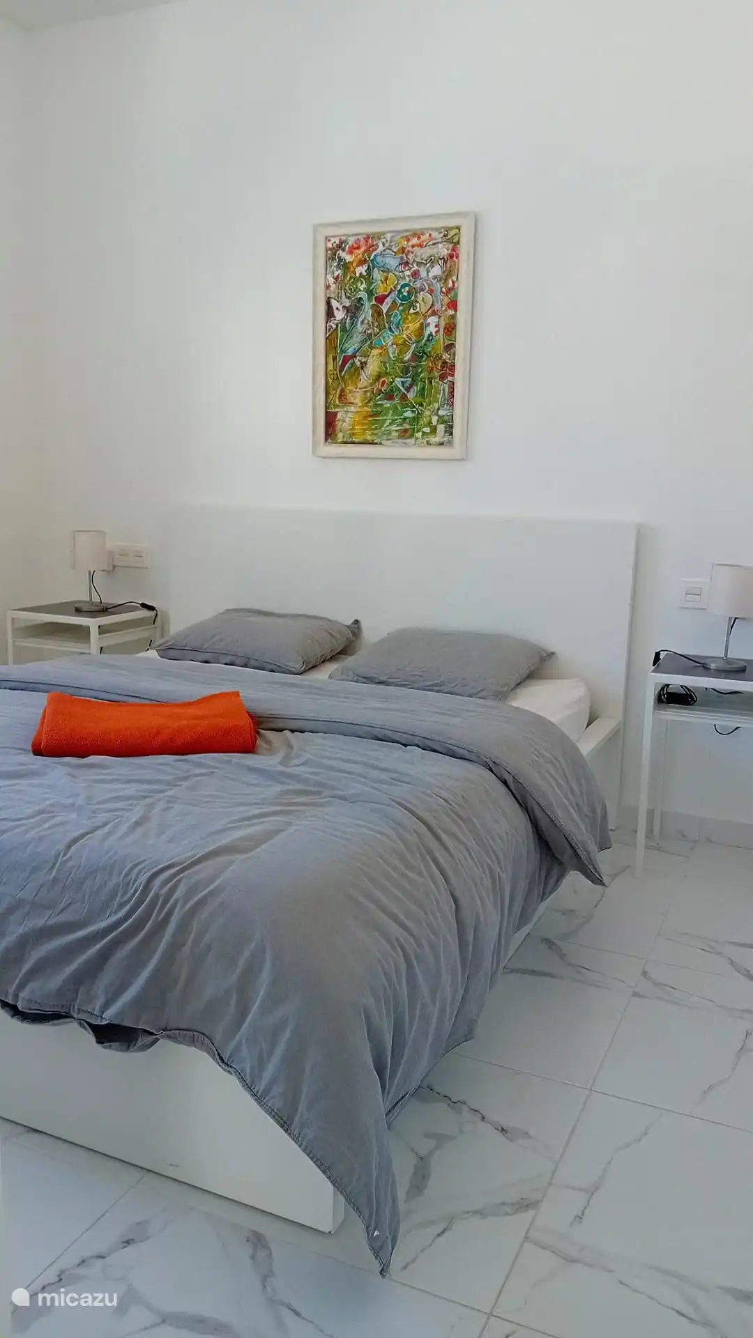 Tweepersoonsbed met bergruimte onder de lattenbodem