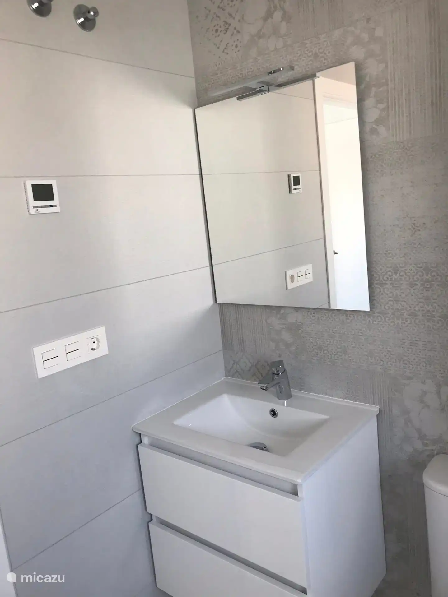 haardroger aanwezig in de wastafel